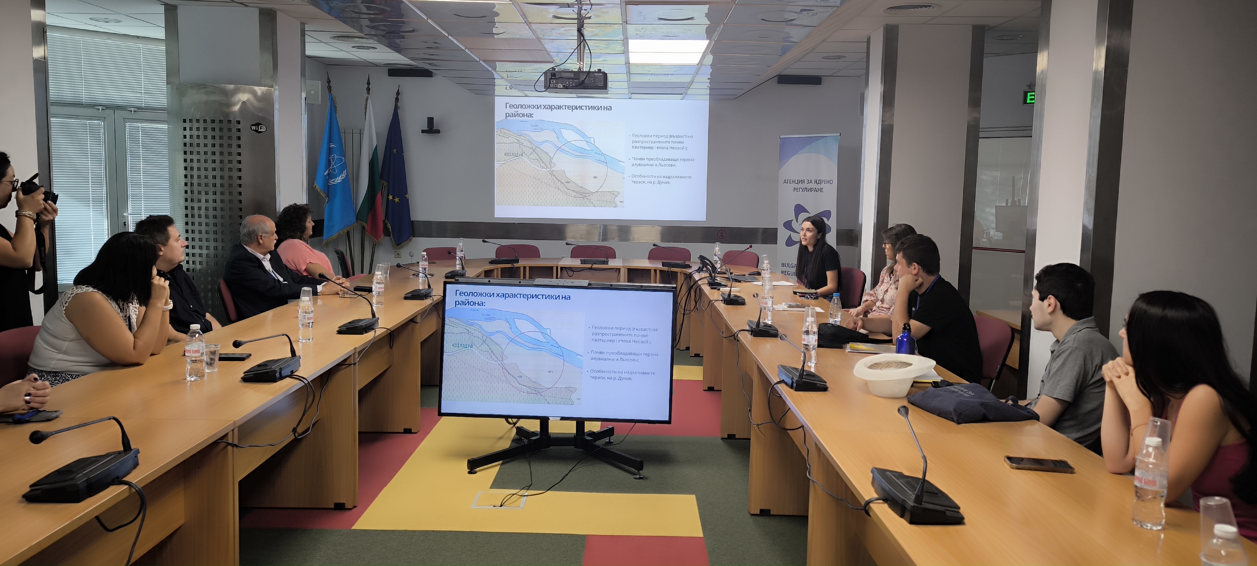 Конферентна зала. Присъстващи наблюдават презентация с карти; обсъждат студентски стажове и дейности на АЯР.