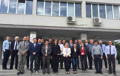 Група лица в официално облекло на стълбите пред АЯР