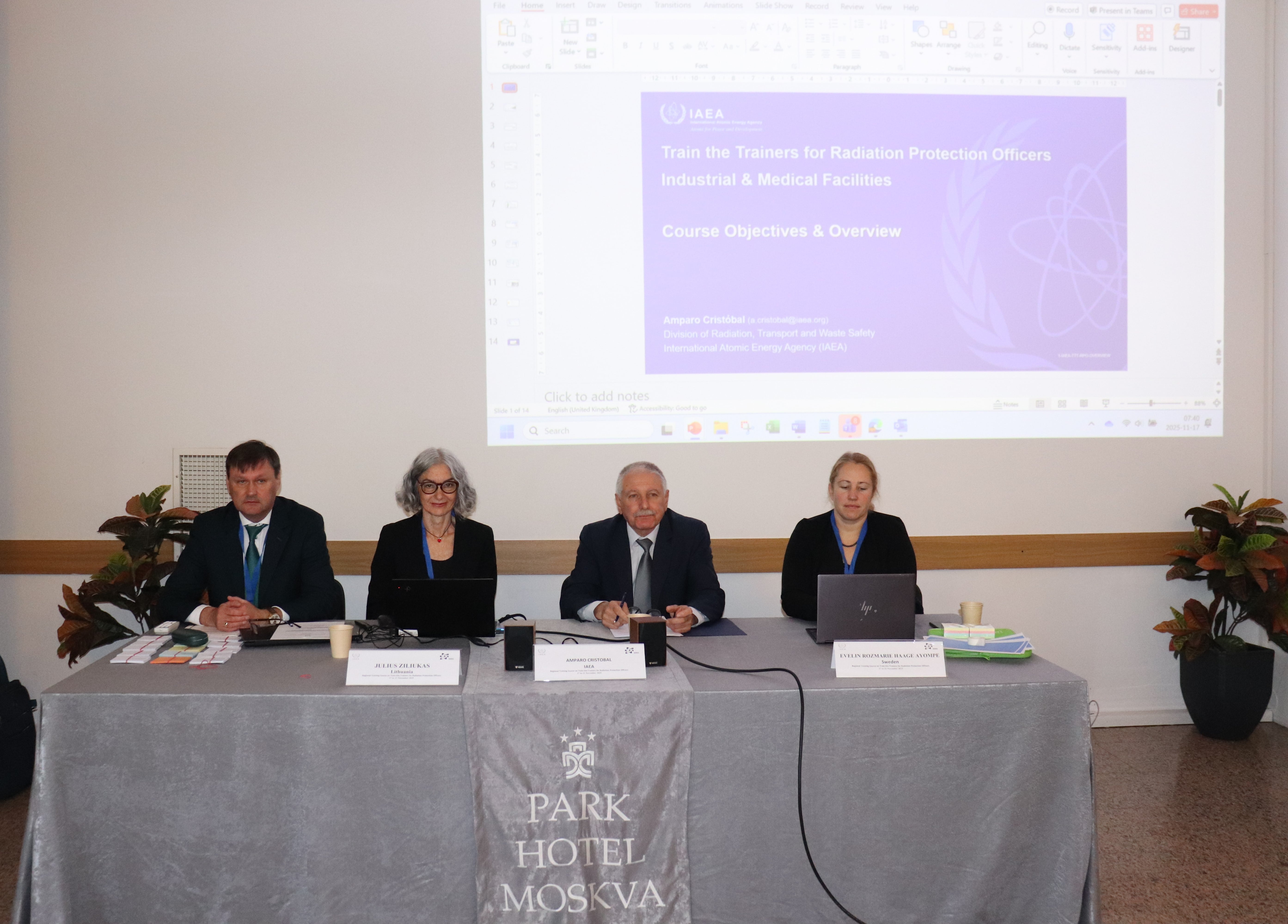 Четирима участници на заседание с прожекция "Радиационна защита" към АЯР регионален курс зад тях.