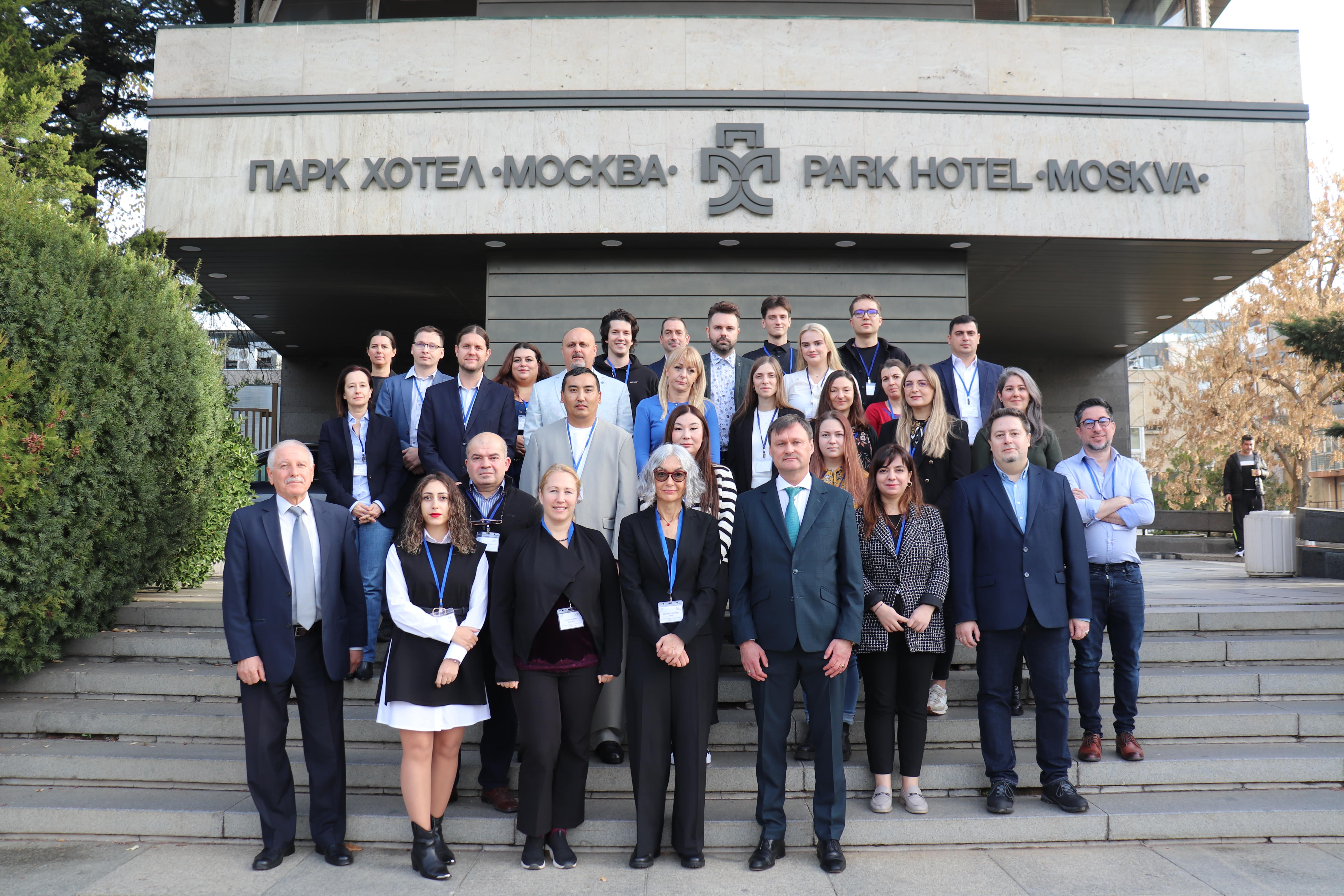 Участници в семинара на АЯР по радиационна защита и квалификация, снимка пред Парк Хотел Москва.