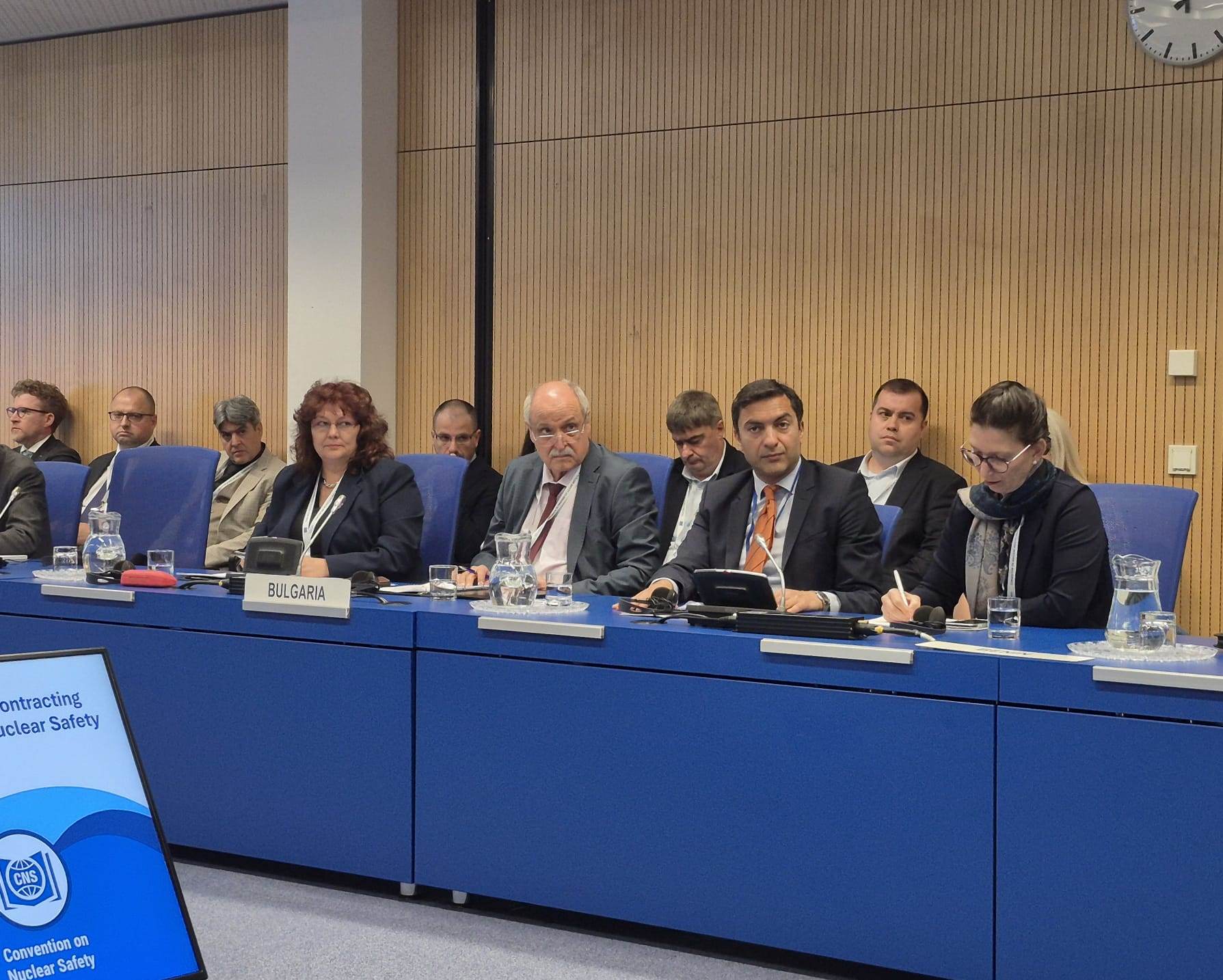 Делегация на АЯР и България в официално облекло на международна среща по ядрена безопасност, табела България.
