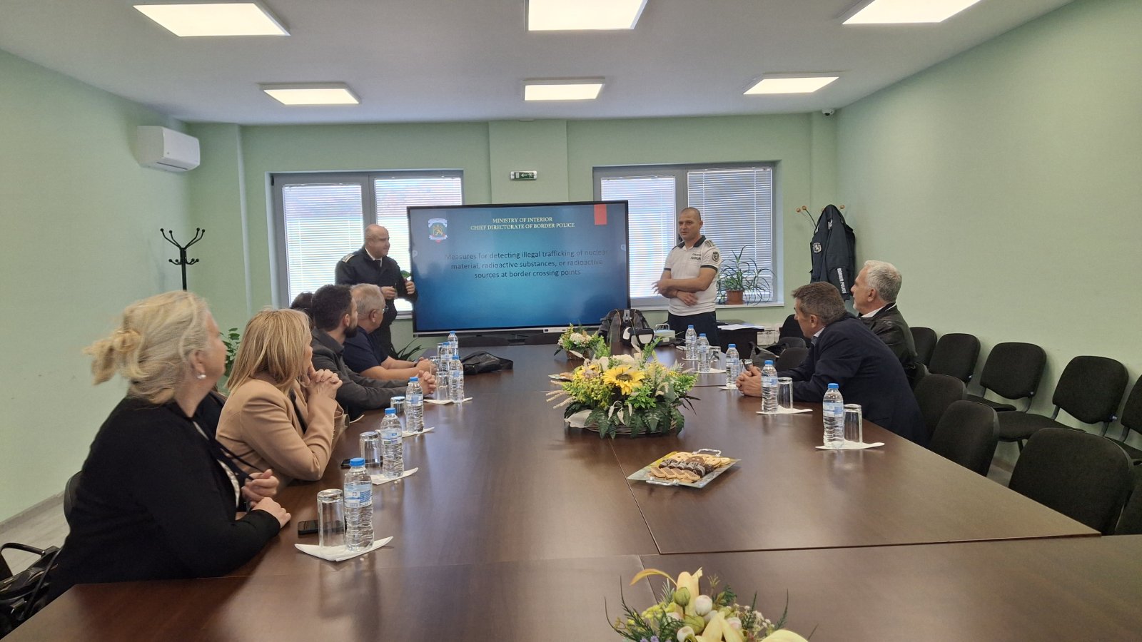 Представители на Граничната полиция провеждат презентация по време на тренировъчно учение за ядрена безопасност.